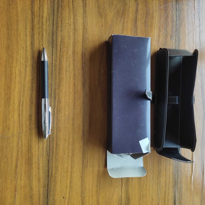 Esferográfica com estojo