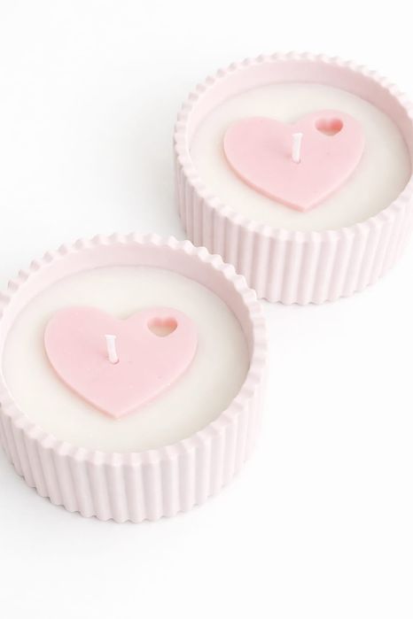 Velas artesanais e perfumadas em bases de cerâmica em gesso