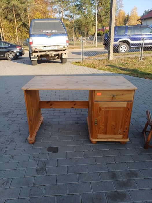 Proste biurko sosnowe
