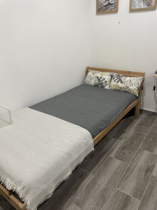 Estrutura de cama em pinho e colchao IKEA