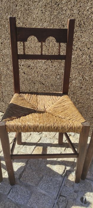 3 cadeiras em madeira