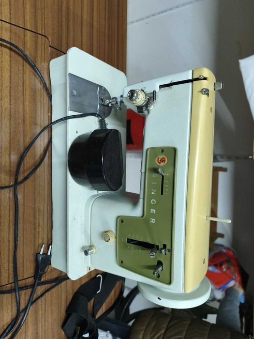 Máquina de Costura Singer com móvel e pedal – a funcionar