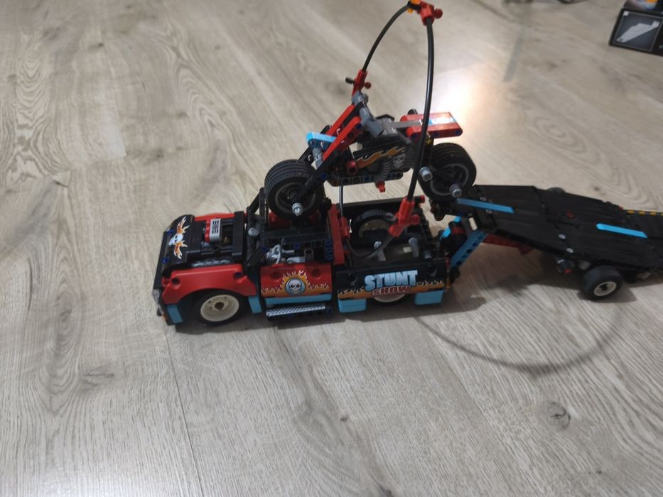 LEGO 42106 Technic - Furgonetka i motocykl kaskaderski