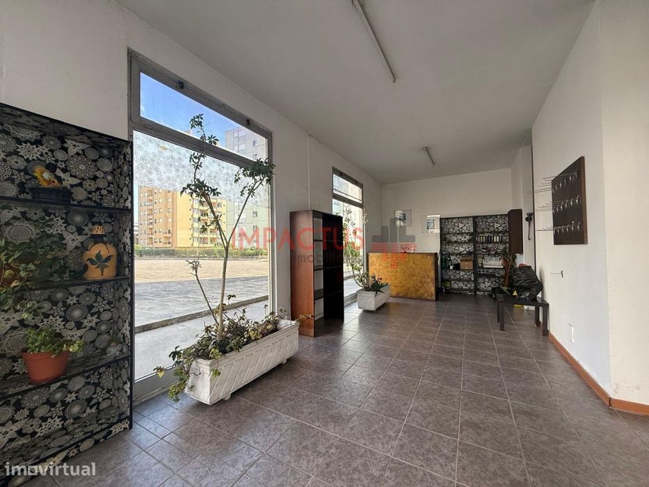 Loja 2 frentes em Ramalde