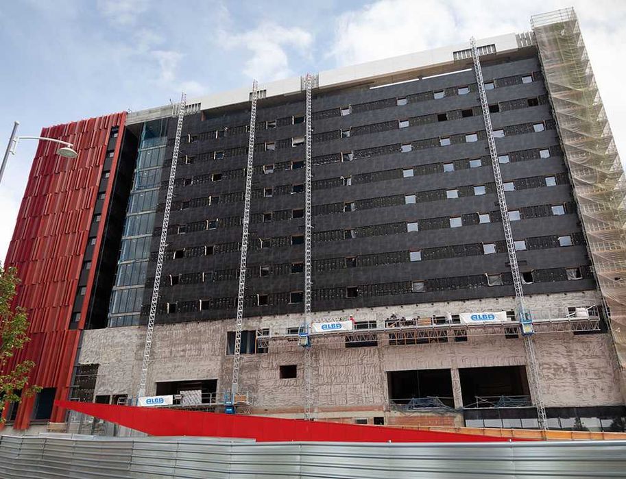 Plataforma Elevatória de Cremalheira ALBA PEC 120 – Alta Performance e Segurança