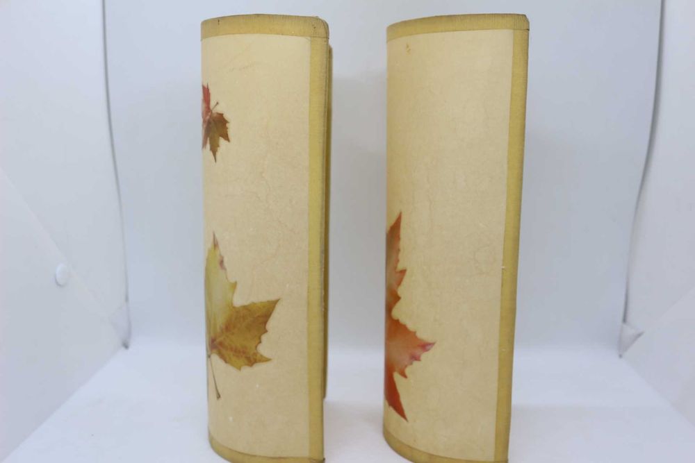 Par de Antigos Abajures em Meia Lua Desenho Folhas Secas