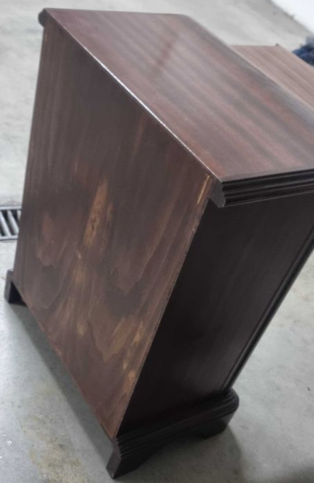 Mesa de Cabeceira Clássica em Madeira com tampo extensível