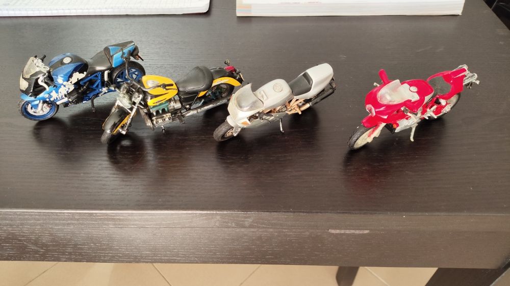 Vendo ou troco motas 1:18