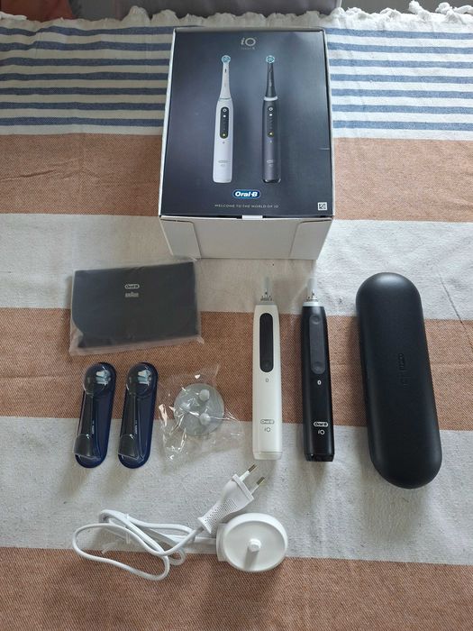 Oral-B iO 5 Podwójne opakowanie, Czarna i biała szczoteczka elektryczna, 1 etui podróżne
