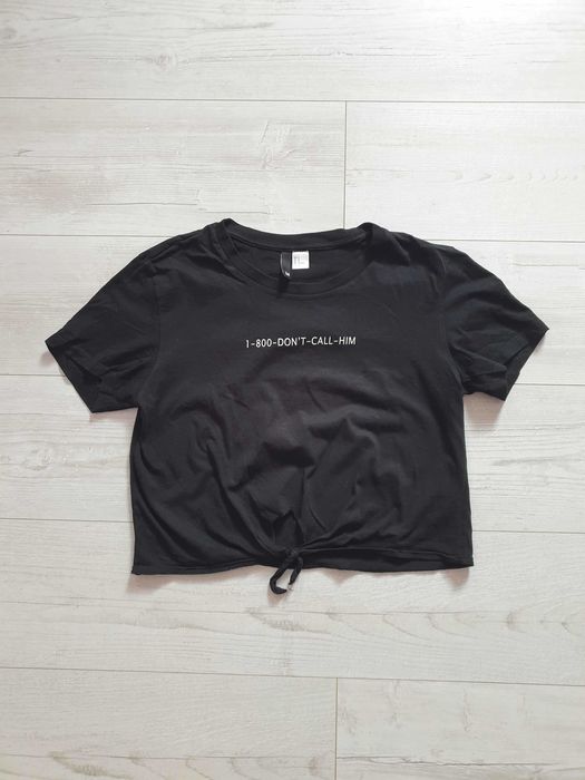czarny crop top z nadrukiem i wiązaniem