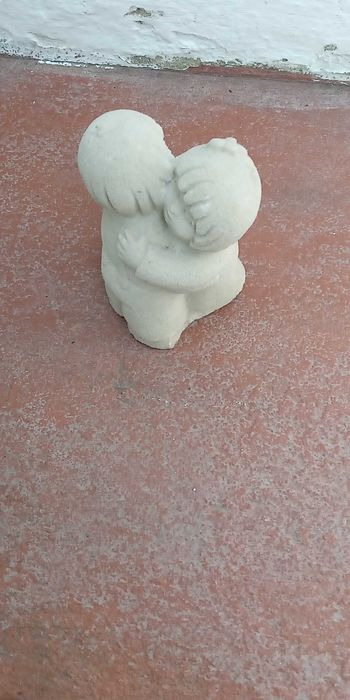 Caixa de decoração com embutidos e estatueta pequena