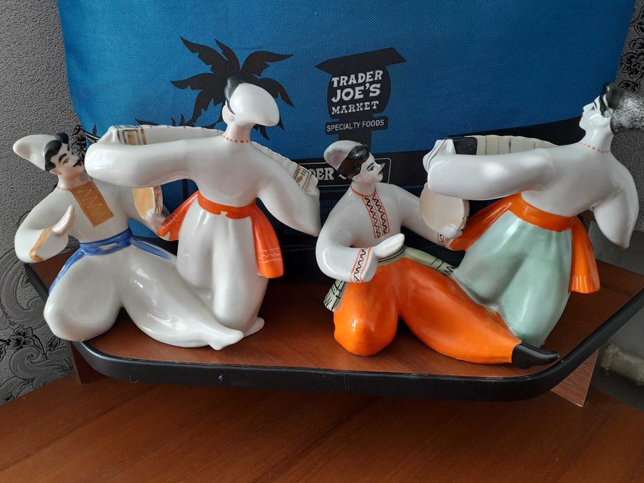 Фарфоровая статуэтка музыканты родом из СССР.