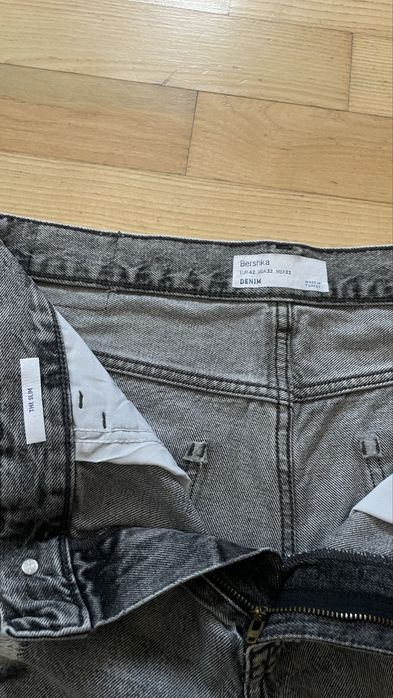 Чоловічі джинсові шорти Bershka рвані сірі розмір 42 (32) графітові