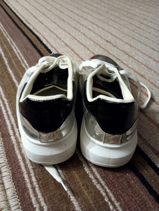 Продам чудові кросівки