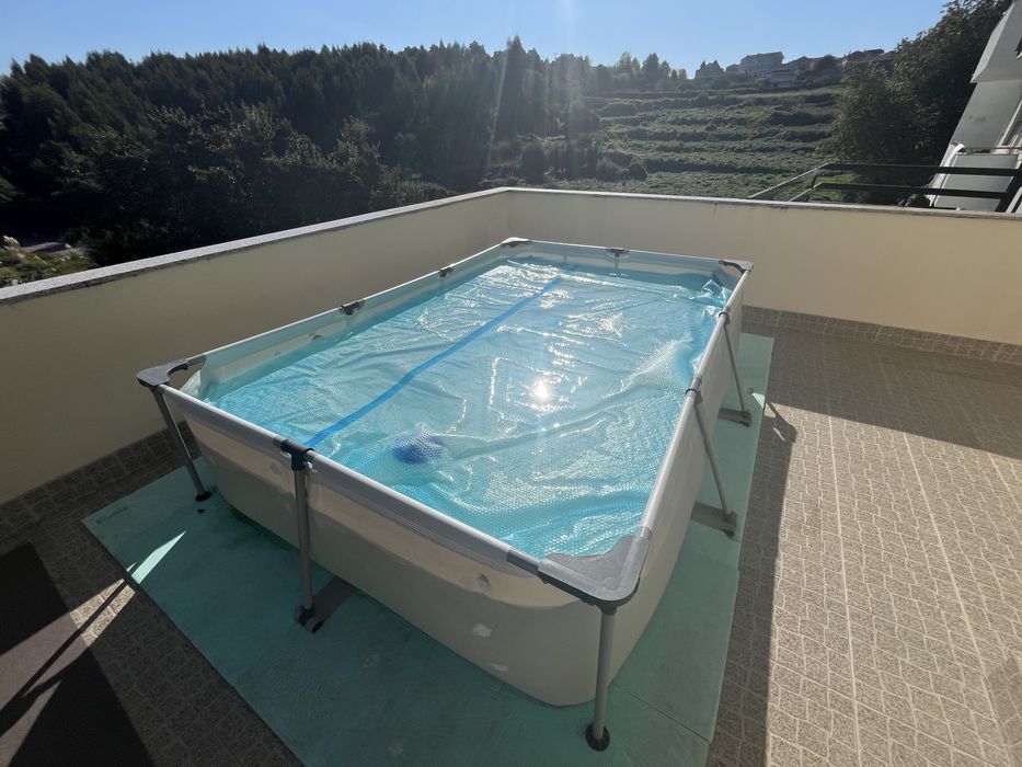 Piscina com acessorios