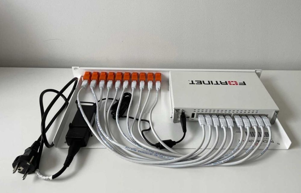 Fortinet FortiGate FG-60D – Firewall UTM + Rack Kit + Patchcordy