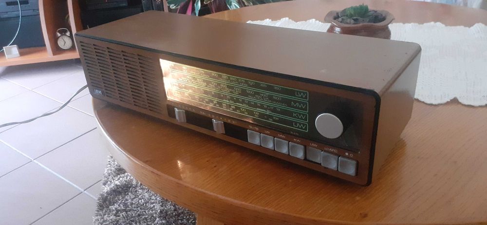 radio antigo fabrico alemão com FM