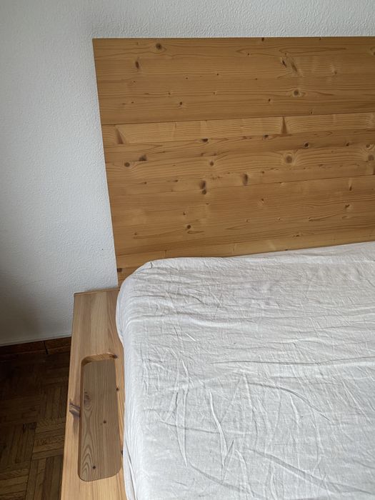 Cabeceira de cama em madeira maciça