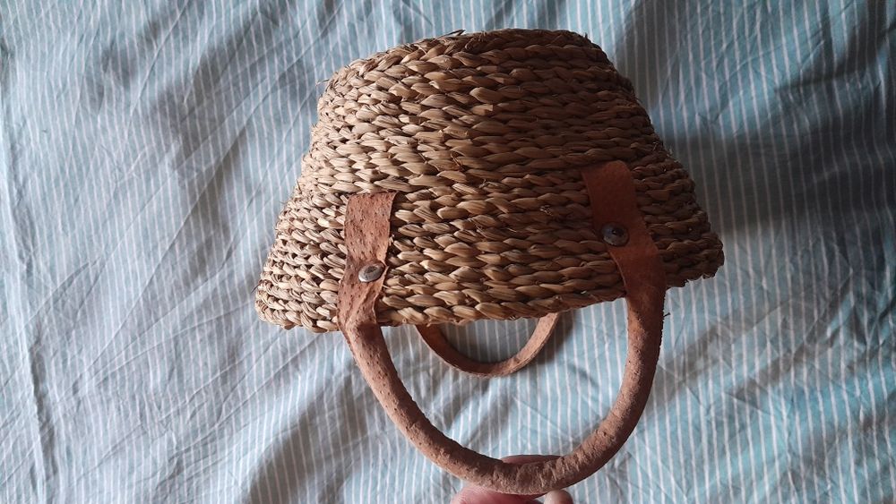 Cesta de vime com pegas em pele 26cmx21cm e 10cm de altura