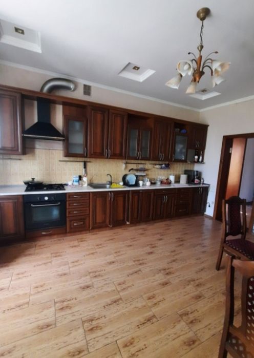 Чудовий  будинок та будиночок  з бассейном 5 хвилин до Центру