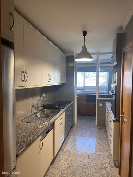Apartamento T2 com 2 casas de banho e garagem
