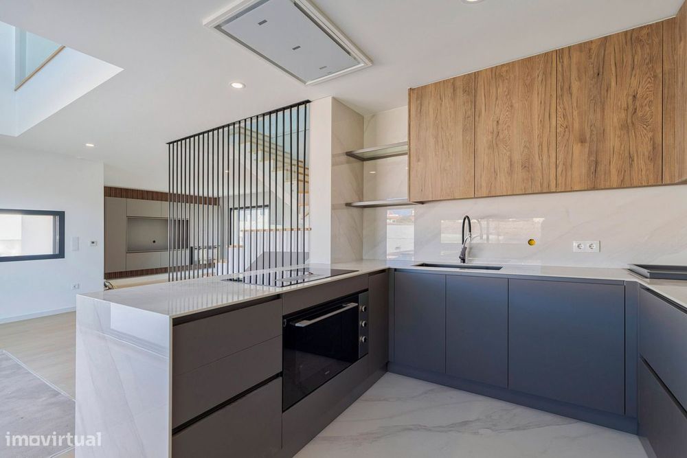 *** CHARNECA CENTRO - Moradia T4 de Luxo NOVA!!! ***