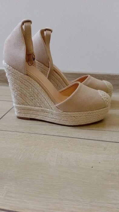 Buty na koturnie
