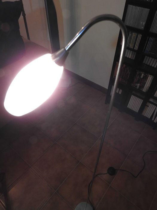 Candeeiro de pé em metal cromado