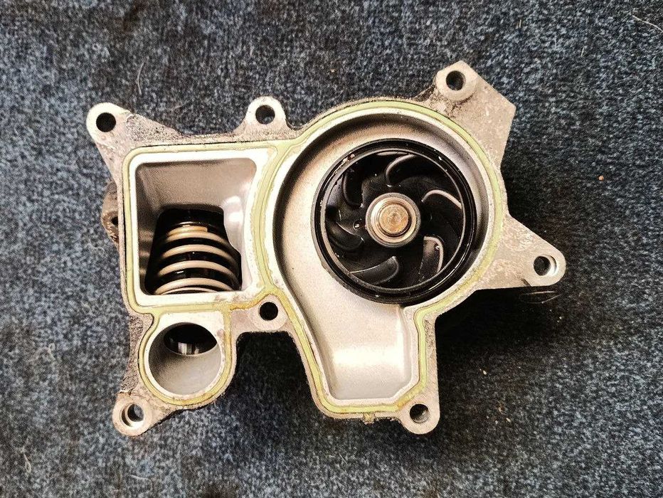 Bmw e60 e87 e90 lci n47 насос води 7797640 e83