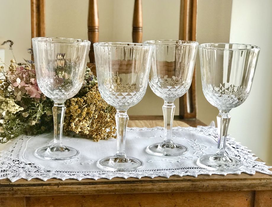 Eleganckie kieliszki do wina komplet