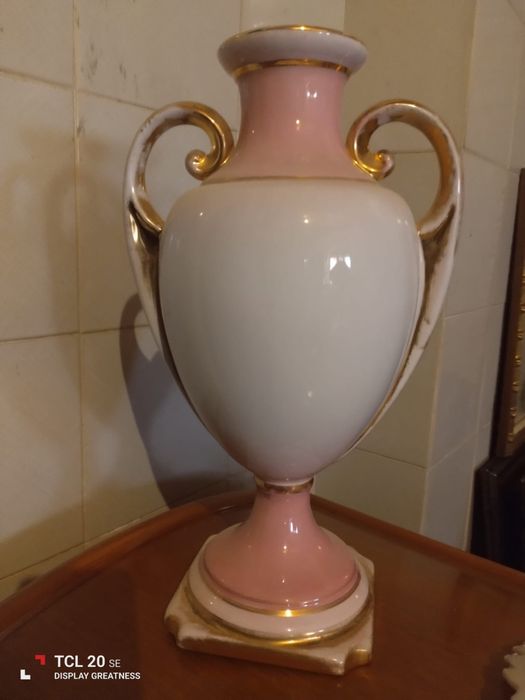 Lindíssima jarra com flores a sobressair da peça