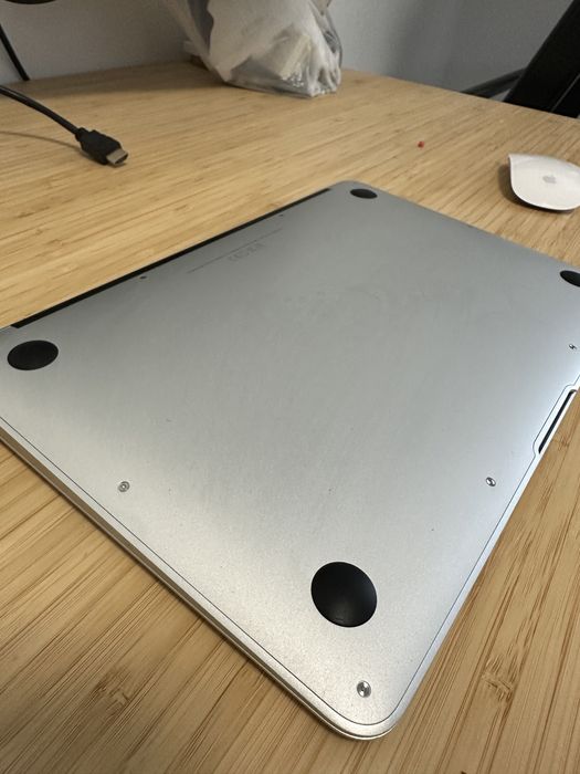 MacBook Air 11 inch  i5 4GB RAM 128GB