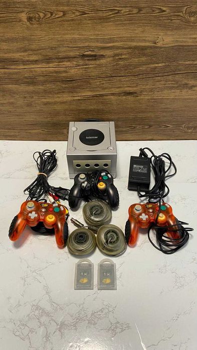 Consola Nintendo GameCube + 3 comandos + acessórios