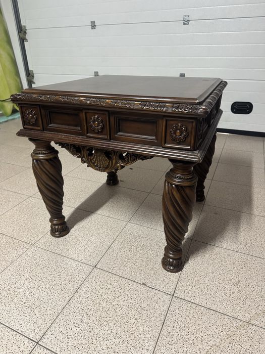 Mesa rustica de madeira em bom estado com uma gaveta