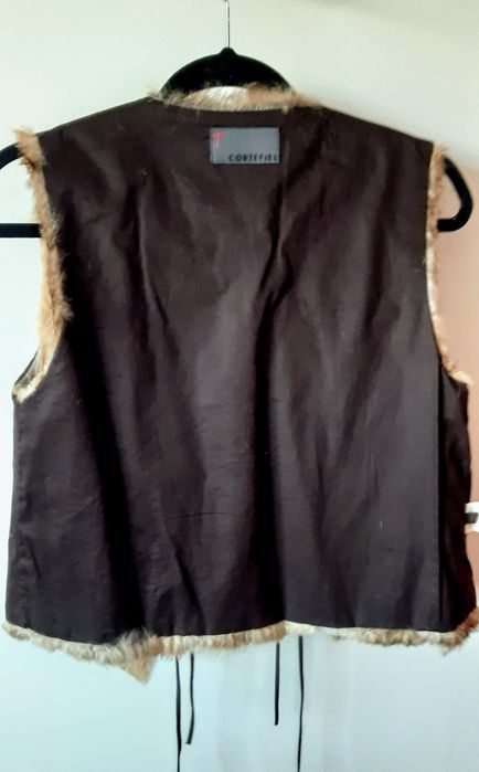 Colete em pele de coelho, forrado, com atilhos em cabedal.