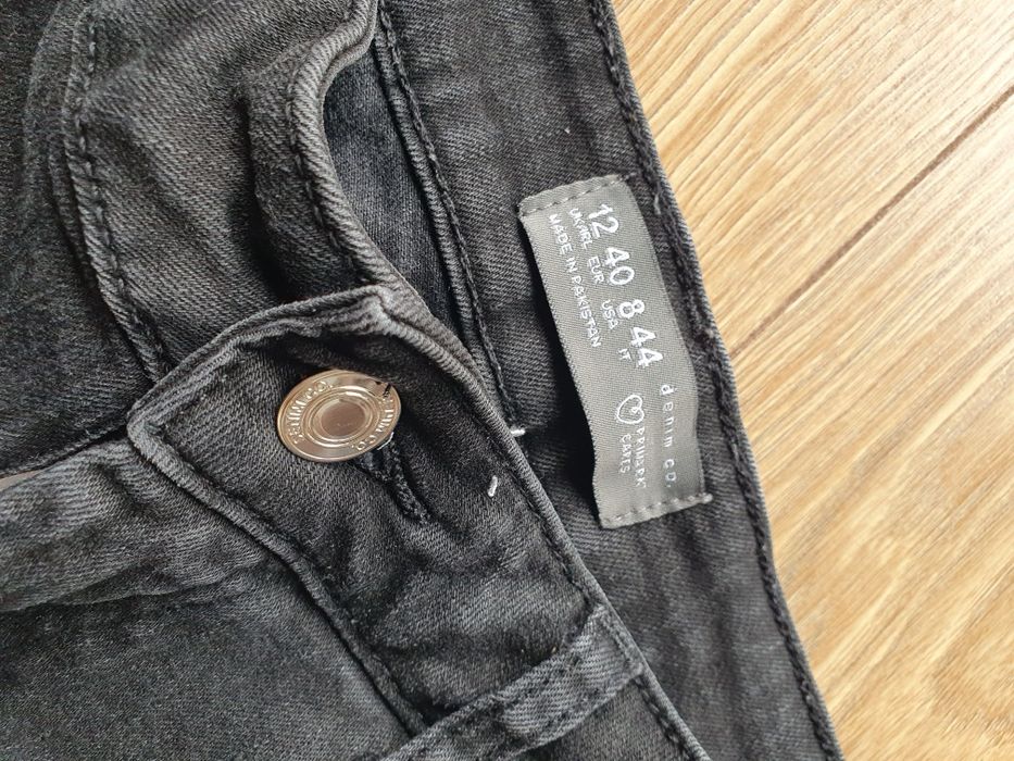 Jeansy z przetarciami Primark