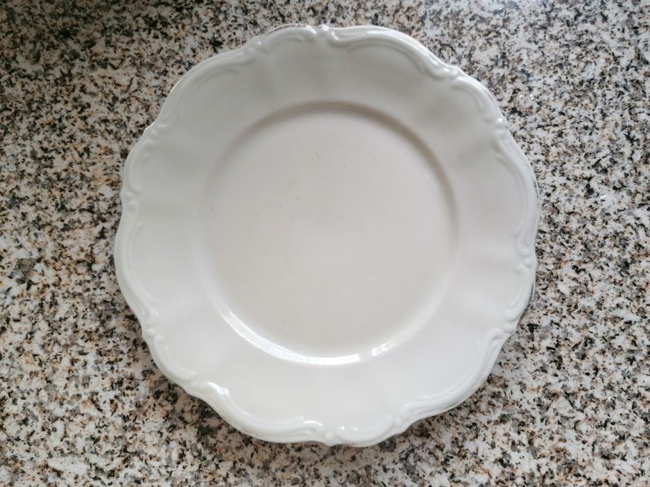 Pratos antigos variados