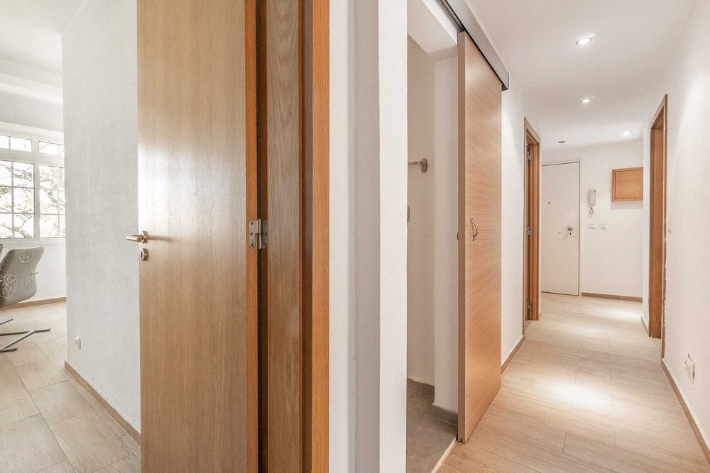 Quarto em apartamento de estudantes Nova SBE - ENTRADA IMEDIATA