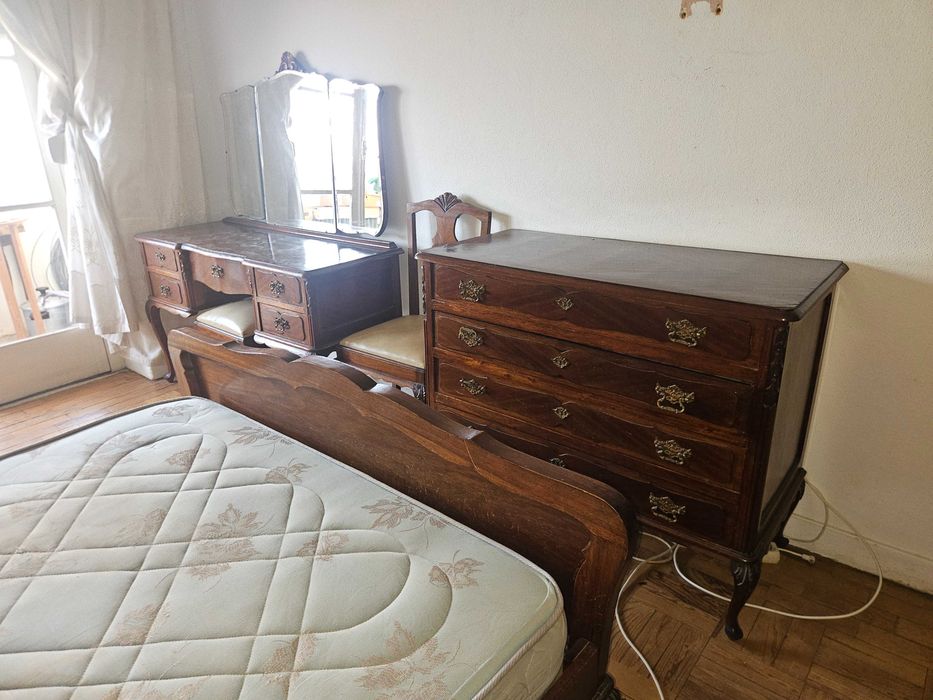 Quarto Completo Clássico em Madeira Maciça | Cama, Roupeiro, Cómoda, Toucador e Mesas de Cabeceira