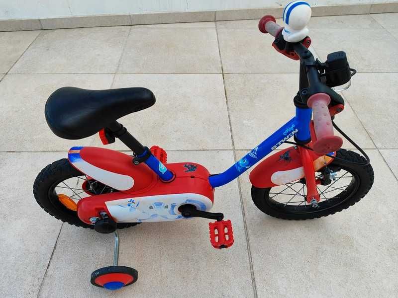 Bicicleta infantil à espera de novo dono, com ou sem rodinhas