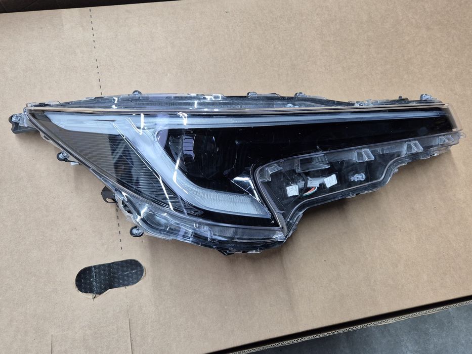 Toyota Corolla E21 E210 lift lampa prawa przednia  eu