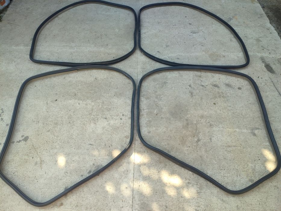 Продам уплотнители дверей на renault laguna 2