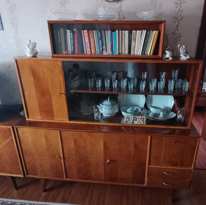 Сервант лакований вінтажний