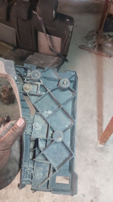 Направляюча переднього бампера ліва Audi A4 B5 8d0807283aa