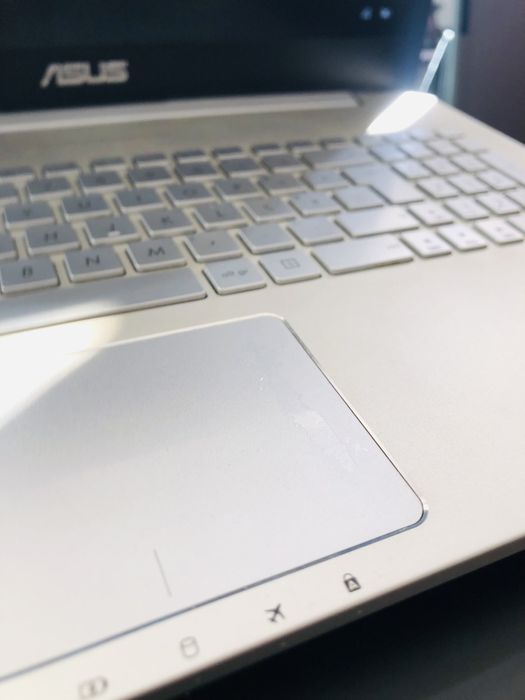 Portátil ASUS 15,6” 4K