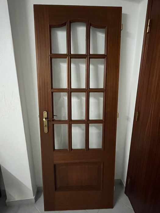 Porta de vidro em madeira