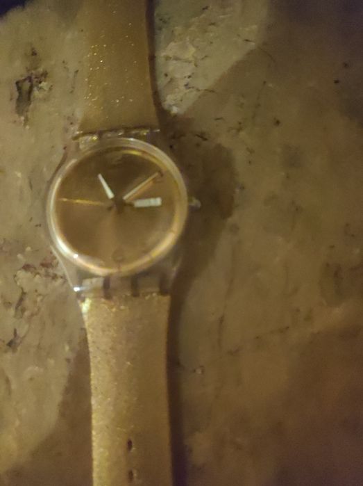 Relógio Swatch dourado