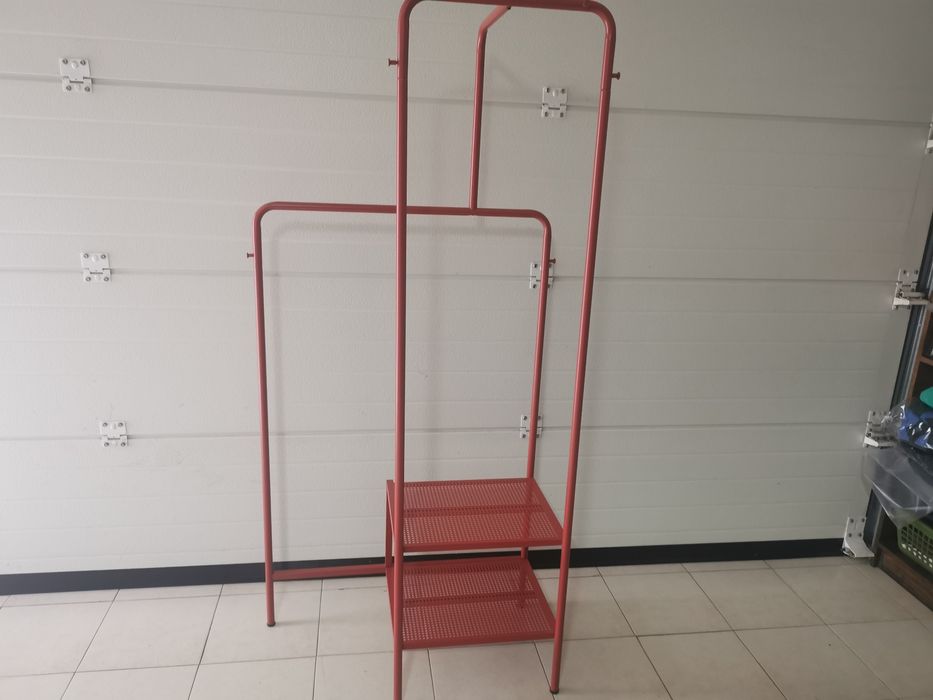 Peça em ferro para colocar roupa e calçado