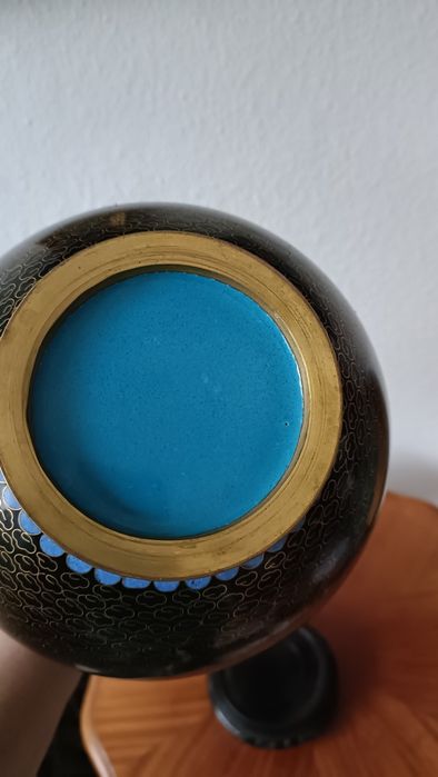 Duży wazon Cloisonné 31 cm na drewnianej podstawce.