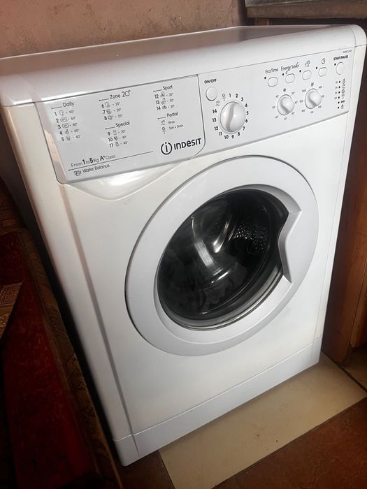 Продаю повністю функціональну пральну машину Indesit